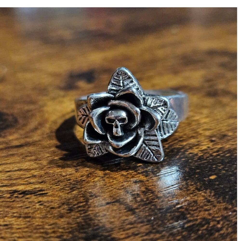 🪄 Boutique Silver-Tone Mixed Metal Skull in Rose Ring Sz 7.5 Gothic Punk Biker